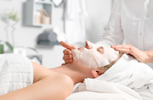 Ansiktsbehandling mot åldrande med nano-cellulär mask